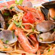 港町であるナポリでは、魚介をふんだんに使った料理が定番。博多や青島の漁師より直送される旬の魚介類がふんだんに使われており、凝縮された魚介の旨味がたまりません。仕入れ状況で使う魚介類が変わります。