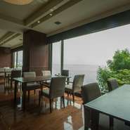 大きな窓から臨む別府湾。天気の良い日には素晴らしいオーシュンビューが眺められます。休日の穏やかなひとときを演出してくれます。