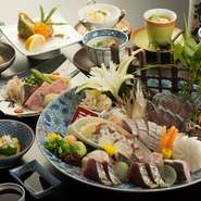 【海鮮料理　えいたろう】の会席料理の要ともいえる『お造り』は、いけすからあげた新鮮な魚を、ここぞとばかりに盛り合わせた自慢のひと皿です。