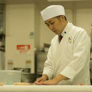 ただ料理をつくるだけでなく、お客さまの生の声に耳を傾け、より美味しいひと品をお客さまに召し上がっていただくために日々精進しております。