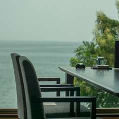 海を眺めながら、ゆったりとお食事を