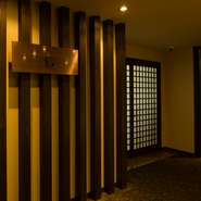 「母親が子供たちに向けるような、慈愛に満ちた料理」というのが【日本料理　玄】のコンセプト。心落ち着く店内で、オリジナリティと伝統を掛け合わせた料理が堪能できます。