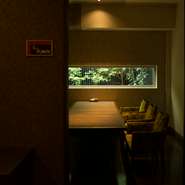 落ち着いた個室は、接待・会食などの大切なゲストをお招きする際にも活躍してくれます。季節をあしらった料理でもてなせば、商談も捗りそうです。