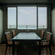 テーブル席から別府湾が一望できるオーシャンビュー。素晴らしいロケーションで味わう料理は、思い出に残ること間違いなし。大切な人との忘れられないひとときを過ごしませんか。