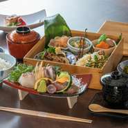 日替わりの松花堂弁当では、造り・焼物・煮物・揚物・小鉢など、旬の食材を盛り込んだ料理が心ゆくまで堪能できます。