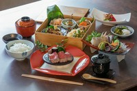 松花堂弁当におおいた和牛いちぼがついた贅沢な一品。