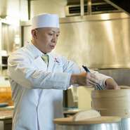 調理のみならず、時には厨房を出てお客さまとコミュニケーションを取ることを心がけています。お客さまとの会話の中から、好きな食材や調理方法をリサーチさせていただいております。