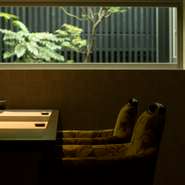 オリジナリティと伝統を掛け合わせた日本料理を、景色を眺めながらのんびりと楽しめます。日常の喧騒を忘れさせるくつろぎの空間で、ゆったりと休暇をお過ごしください。