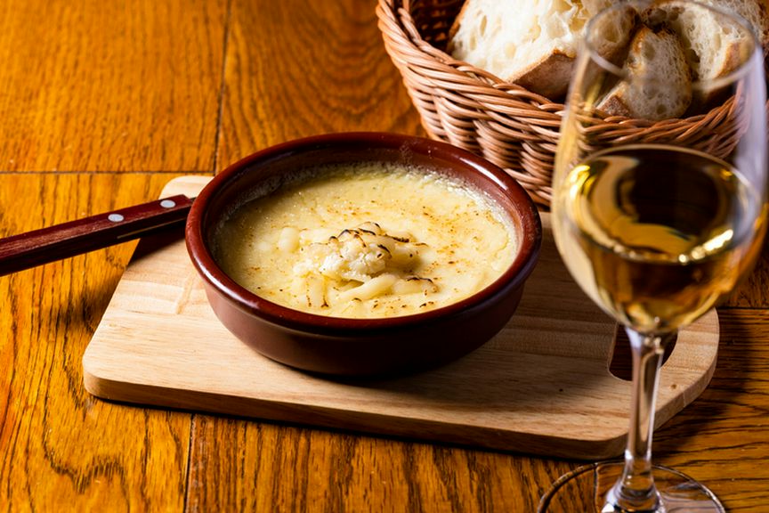 充実の肉メニューと120種のワインから選べる「肉会」