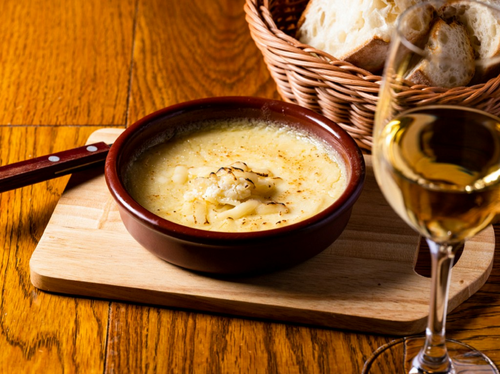 充実の肉メニューと120種のワインから選べる「肉会」