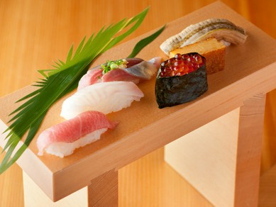 今夜の晩御飯は、ささっとお寿司を食べて帰りたい。
そんなお声にお応えして、夕餉セットをご用意しました