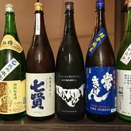 オーナーが自ら試飲会に出向きその時期に合った日本酒を全国各地の酒蔵から厳選して取り揃えています。
芳醇な香りとしっかりした味わいの純米吟醸が中心です。
お好みに合わせてご提供もいたします。