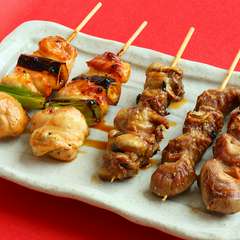 鮮度が勝負の鶏肉をその日に焼く分だけ串打ちして提供