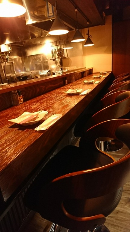 デートの食事は、美味しい鶏料理をカジュアルな雰囲気で