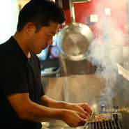 故郷の長野で店主自らが木を伐り炭を焼き上げています。木や窯によって数種類の炭が変わりますが、主に焼くのは長時間安定した火力を保つ備長炭。焼き物を外はカリッと香ばしく、中はふっくら焼き上げてくれます。