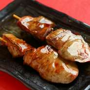 岩手県産の、超がつくほどの新鮮な若鶏の肝を使用。とても大ぶりな『肝』なので食べごたえがありジューシーです。自家製のタレは利尻産昆布やどんこ、何種類かの醤油を使い、合わせかえしにしたこだわりの味です。