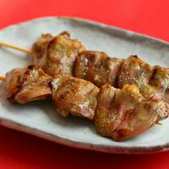 店を開く直前にさばいて串を打つ、鮮度自慢の大ぶりな『ハツ』