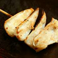 鶏の新鮮さを旨味に変える、自家製炭を使った焼きにこだわりがあります。モモや肝、ハツなどそれぞれの部位で焼き方や火加減、時間はまちまち。一番美味しく提供できるよう、焼き技を日々磨いています。