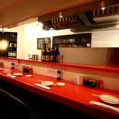 ジャズやクラシックの流れるモダンな店内で楽しむ鶏料理の数々