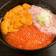 超人気の魚介類が大集合！うに・いくら・ねぎとろ丼