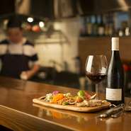 ワインのラインラップは常時150種類以上。シェフがフランスでまず修業を始めたブルゴーニュ―を中心にフランス産が9割、イタリア・スペイン合わせて1割の厳選したボトルを用意して、料理に合わせてマリーアージュ。