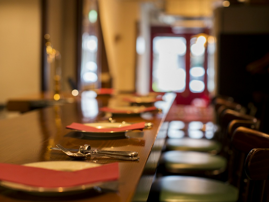 2人の距離を縮める落ち着いたカウンター席でステキな夜を