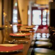 扉を開いた2人を、隠れ家的温かみ溢れる落ち着いた雰囲気が迎えてくれます。大人カジュアルなデートには最適。オシャレな会話を楽しみ、カウンター席で肩を並べながら大切な人と思い出に残る時間を過ごせます。