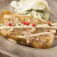 豚耳、トリッパ、ギアラ、アキレス腱、牛タン、豚の直腸などを別々に火入れした後、コンソメと煮込み、素材が持っているゼラチン質だけで固めた看板メニュー。