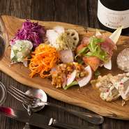 前菜はシェフの腕の見せどころ。旬の食材を積極的に使い、日替わりで肉料理、海鮮、有機野菜などを10～13品、たっぷり2人前程度盛り合わせています。シェアして口に運べばシェフのこだわりと心意気が実感できます。