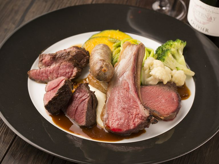 好みの肉と調理法のバリエーションが一気に味わえる『肉料理盛合せ』（2種類3500円〜／3種類4500円〜）