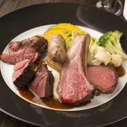 北海道の契約牧場からの子羊やスペイン産のキントア豚など、国内外からの厳選肉をグリルはもちろん、煮込み、低温の油で火を入れるコンフィなど多彩な調理法で味わえます。冬場は契約ハンターから仕入れるジビエも。