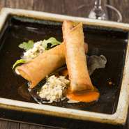 白子に似た味がする豚の脳みそにグリュエールチーズやマッシュルーム、エスカルゴバターなどでさらにコクを加えて皮で包み、馴染み深い春巻き風に仕上げています。カリッとした皮からトロットした具材があふれます。