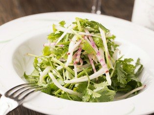 有機野菜を中心に使用。契約農家・牧場から信頼できる食材を入手