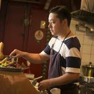 オープンキッチンの利点を生かしコミュニケーションを重視しています。会話のきっかけとして『アバジュレ』『豚足爆弾』など、意識的にユニークなメニュー名をつけ、相性のいいワインなども積極的にアドバイス。