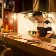 メニューは、変幻自在にほぼ毎日変わります。店内の黒板を埋める多彩なメニューが特徴。本場・フランスで身に着けた技術や感覚をベースにひねりを加え、普段着のフレンチが気軽に楽しめる隠れ家的ビストロです。