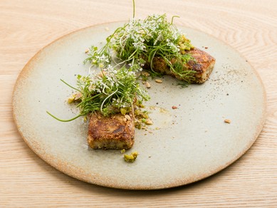 作家の食器に盛りつけて。フレンチをよりいっそうおいしく魅せる