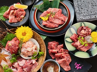 【溶岩焼き】富士山の天然溶岩石で肉を焼く。黒毛和牛の赤身肉、ハラミ、銘柄豚…。肉の美味しい和食居酒屋