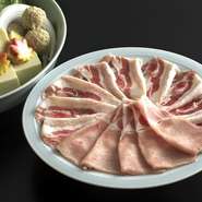 京都創業の「瓢斗」は日本で初めて「出汁しゃぶ」専門店として創業しております。創業の味を姉妹店「瓢喜」でももちろんお楽しみいただけます。京都の食通をうならせた「出汁しゃぶ」を是非ご堪能下さい。