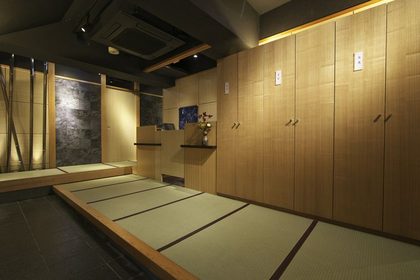 純和風の趣きあるつくりで、落ち着いた雰囲気の玄関