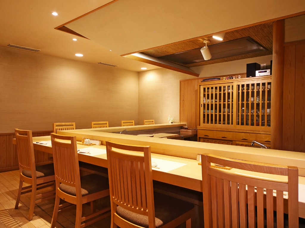 しっとりと味わう至高の鮨とお酒。加えて大将との楽しい語らいを