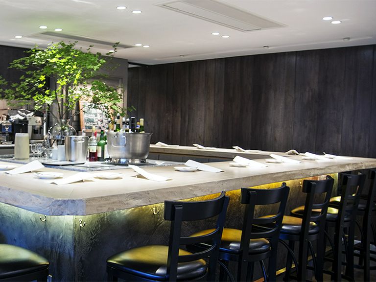 木の温もりを感じるカウンターでゆっくりと愉しむフレンチ