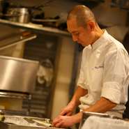 スタッフ皆で、お客様が笑顔になって帰れるような雰囲気づくりを心掛けています。上質な料理とワインをリラックスして楽しんでもらうために、声かけなどのタイミングにも気を配り、笑顔で接客しています。