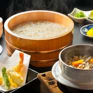 徳島県の海・山・川・里の幸を、さまざまな郷土料理で味わえます。半田の『釜あげうどん』や『徳島らーめん』などの麺料理、お米から炊き上げる『釜めし』のほか、一年を通して鍋料理が楽しめるのも魅力です。