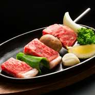 大きくカットした牛肉と鮮度が高い野菜を串にして焼き上げた、食べごたえのある逸品です。