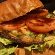 五十鈴名物和田島焼きを特製バンズでサンドした、直径なんと15㎝の巨大ハンバーガー！ふわとろ～りの和田島焼きとシャキシャキレタスとトマトとの絶妙なハーモニーがヤミツキになること間違いなし！！です。