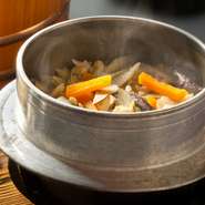 鶏釜めし、鰻釜めし、鯛釜めし、松茸釜めし、