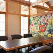 デザイン性の高い内装で、シンプルながらも上品な店内。落ち着いた雰囲気は、大切な接待をはじめ、冠婚葬祭など、特別な食事にも最適です。旬を大切に、【五十鈴】でしか出合えない料理を提供させていただきます。