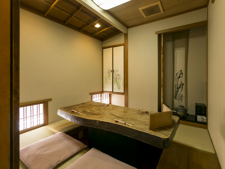 大切な方とのお食事に相応しい、床の間のある個室