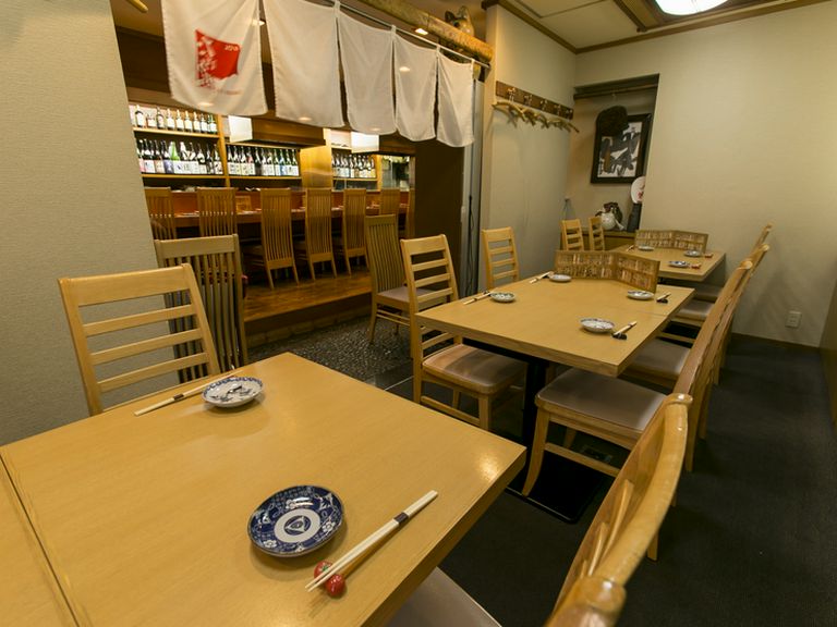 ゆったりとくつろぎ食事を楽しむ、大人の集いの場