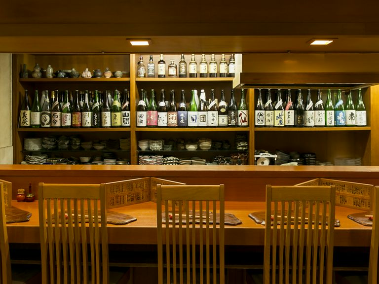 隣同士での語らいで、素敵な夜を過ごせるカウンター席